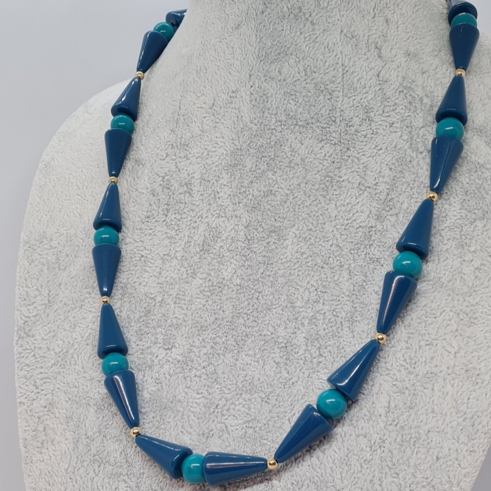🌼 Vintage Trifari plastic beads necklace